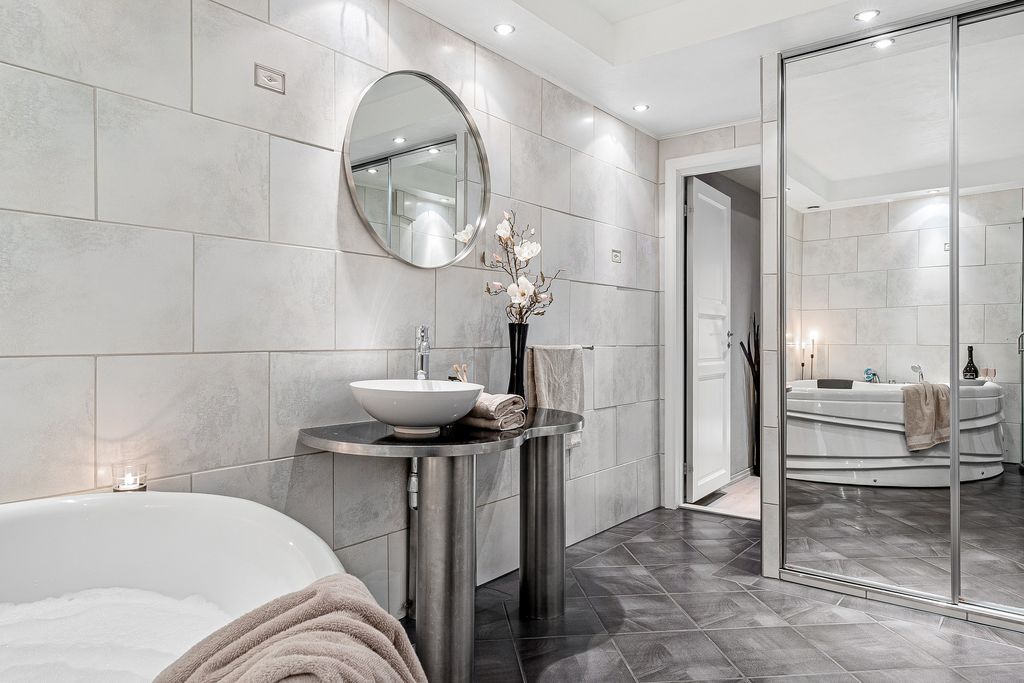Luxury bathroom with floor to ceiling mirrors