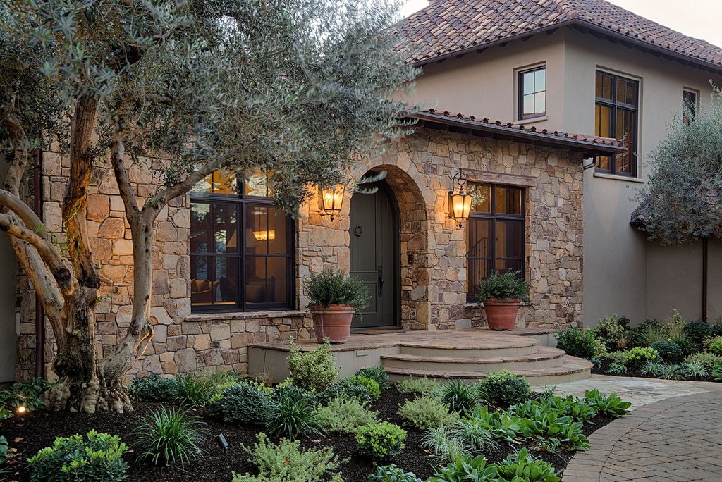 Tuscany house with brick archway