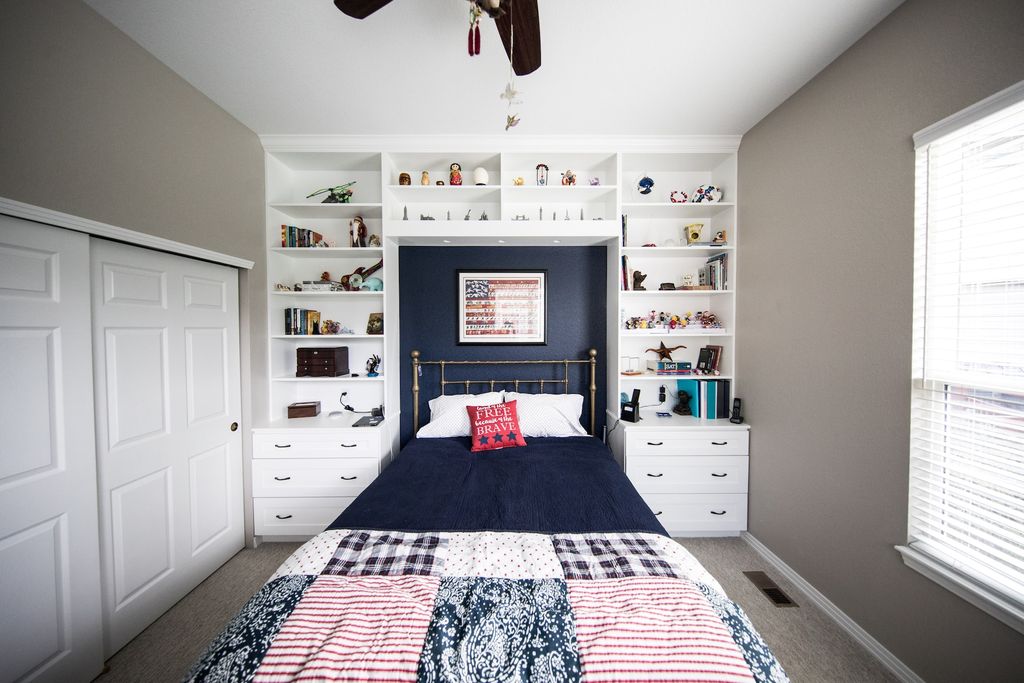 Children bedroom with grey walls and navy accents
