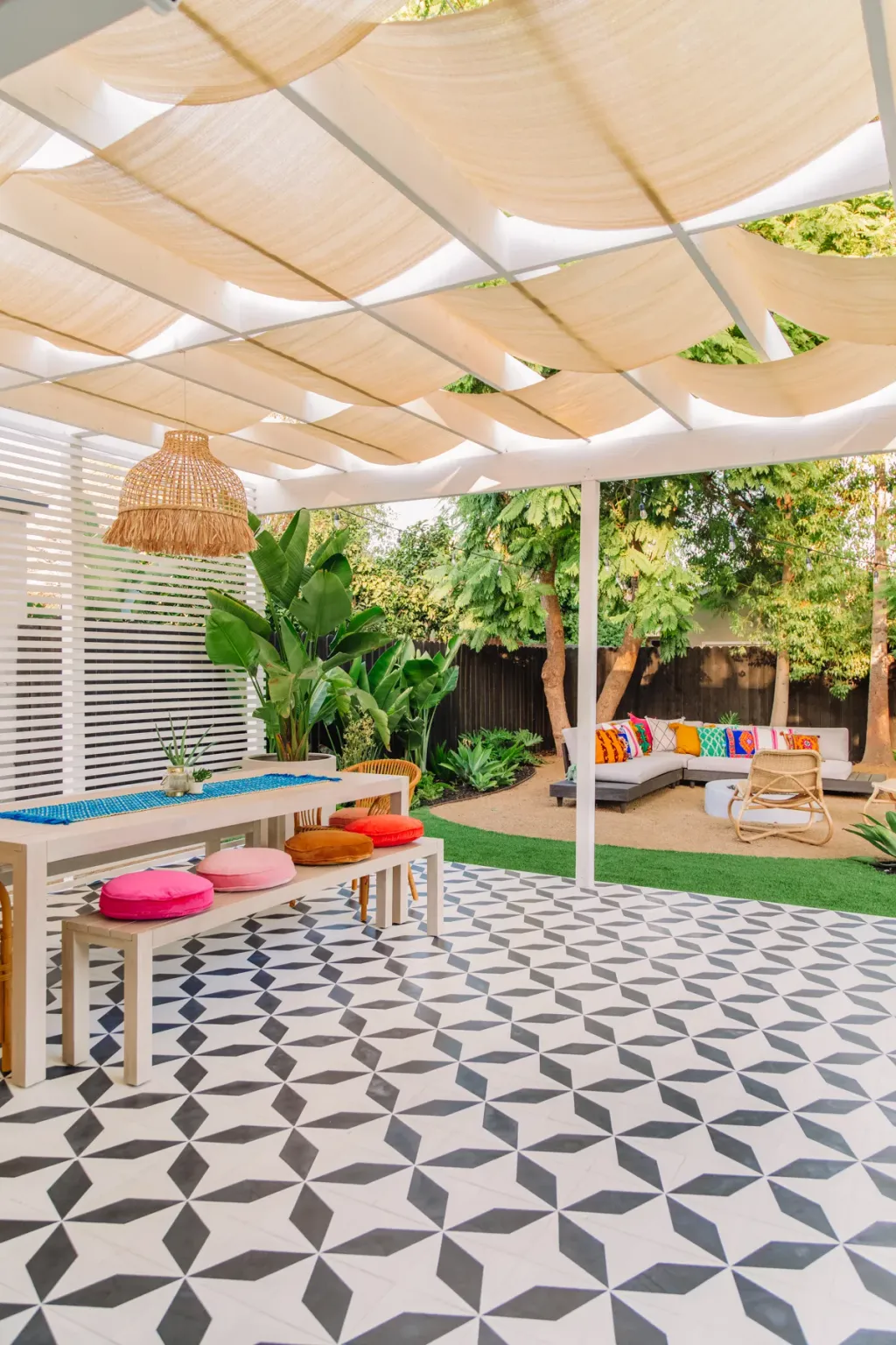 patio with tropical influence and colorful accesories